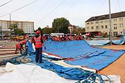 vorher wurden die Bahnen ausgerollt (©Foto: Martin Schmitz)